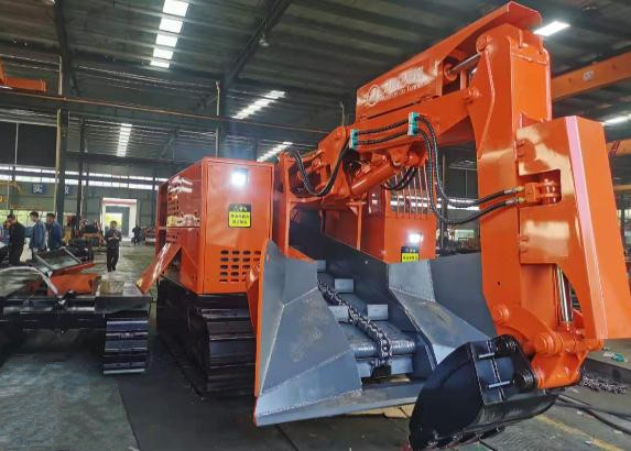 廠房已安裝的輪式刮板扒渣機(jī)